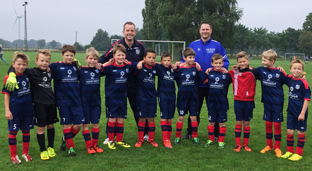 Die Vorfreude auf das Spiel war der Truppe schon vor dem Anpfiff anzusehen. Besten Dank an den Schiedsrichter für das Foto. ;)