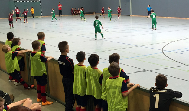 Keine Minute bleibt ungenutzt und in der Spielpause werden bereits die nächsten Gegner aufmerksam studiert.
