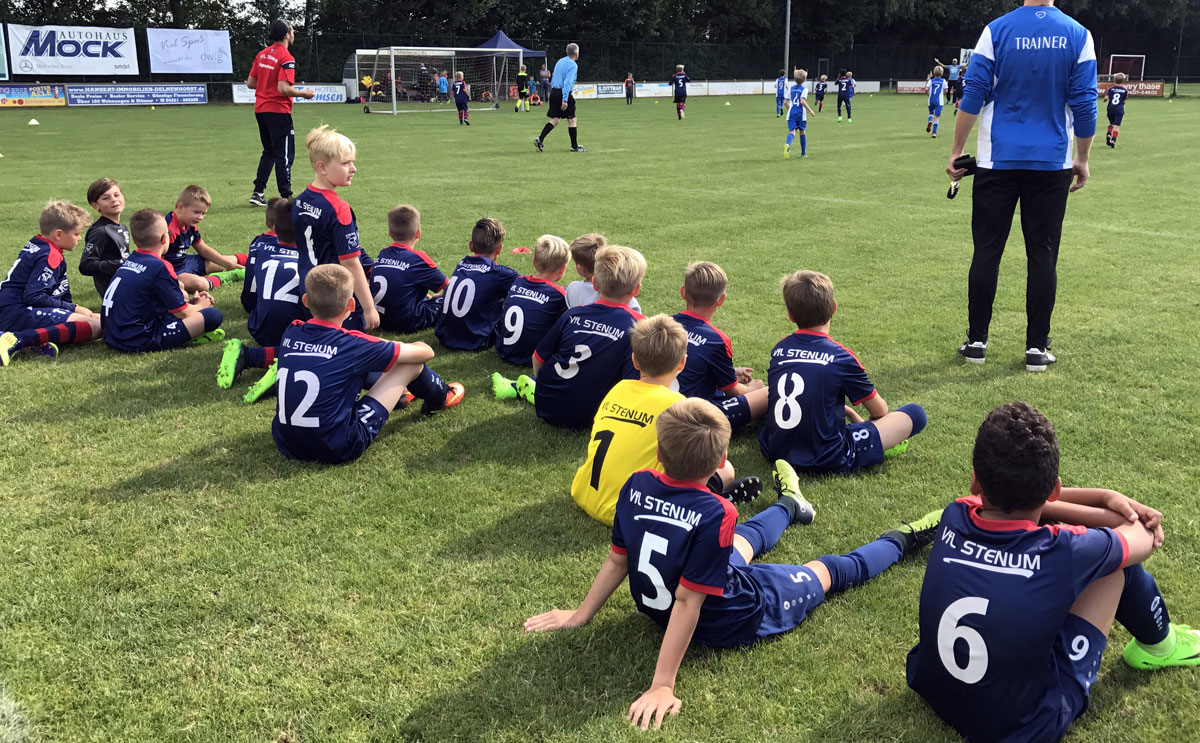 Ganz schön blau: Da auch unsere Zweitvertretung beim Charity Cup mitspielte, gab es reichlich Gelegenheit für gegenseitige Unterstützung, was wiederum zu einer tollen Stimmung im Stenumer Lager beitrug.