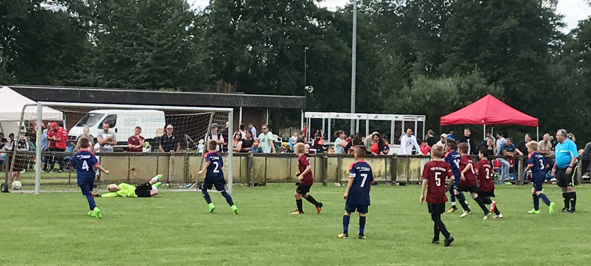 Keine Chance für Dennis bei dem platziert geschossenen Strafstoß des Heidkrugers, der für uns den frühen 0:1 Rückstand bedeutete.