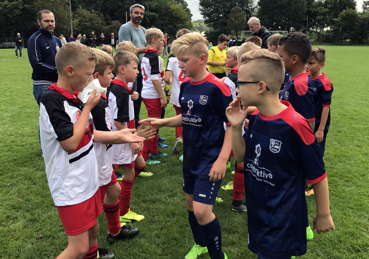 Shakehands nach einem ausgesprochen fairen Spiel, wofür auch den Gästen aus Wildeshausen ein Dank gebührt.