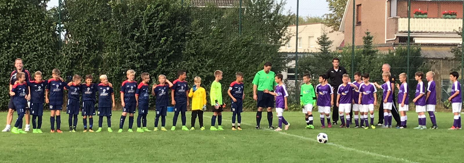 Vorbildlich hatten die Gastgeber den gemeinsamen Einmarsch und die Begrüßungszeremonie organisiert, so wie es die Ausschreibung seit dieser Spielzeit offiziell vorsieht.