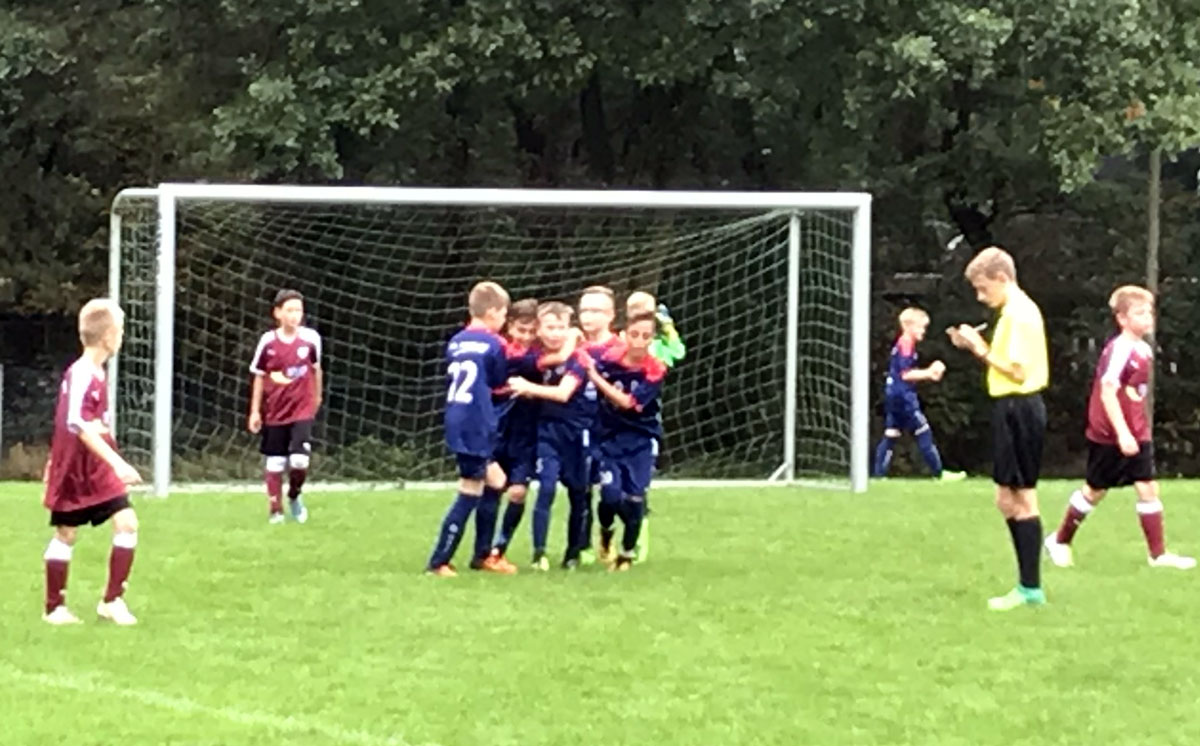 ...und freut sich mit den Teamkollegen über den mehr als gelungenen Einstand und die 4:3-Führung.
