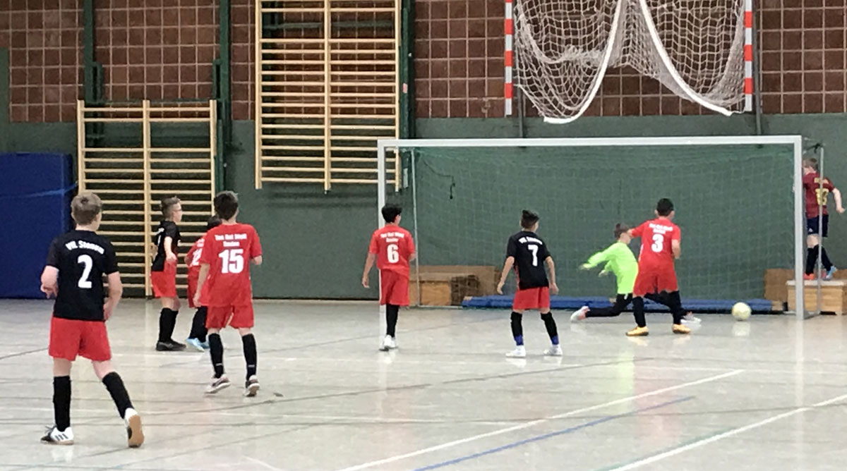 Auch das lange Bein des Torhüters kann nicht verhindern, dass der Schuss von Niki zum 2:0 unten rechts im Toreck einschlägt.