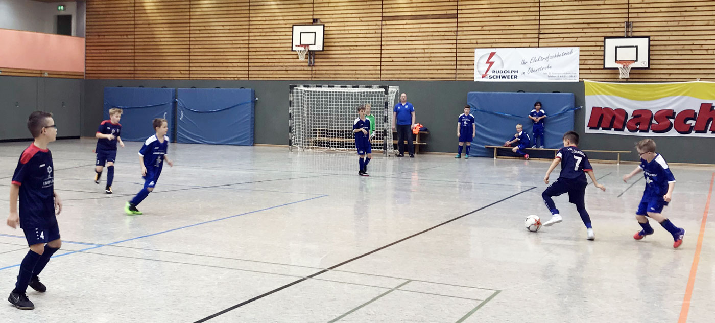 Über die gesamte Spielzeit waren wir in der letzten Partie des Tages gegen den FC Rastede feldüberlegen, konnten absurderweise aber auch dieses Spiel am Ende nicht erfolgreich beenden.
