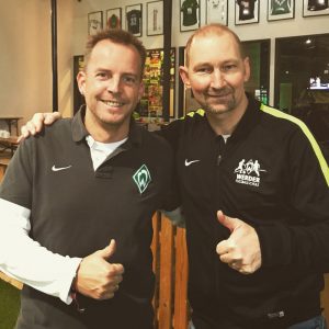 Dieter Eilts mischte sich während des gesamten Vormittags bestens aufgelegt unter die Leute und stand für Fachgespräche ebenso zur Verfügung wie für die zahlreichen Foto- und Autogrammwünsche.