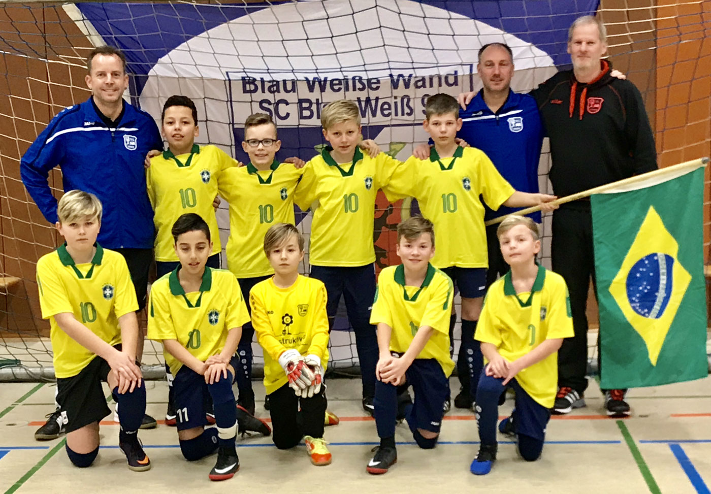 Heute mal in gelb: Bei der Mini-WM wurden allen teilnehmenden Mannschaften Nationalteams zugelost und wir gingen in der Folge als Brasiliener an den Start.
