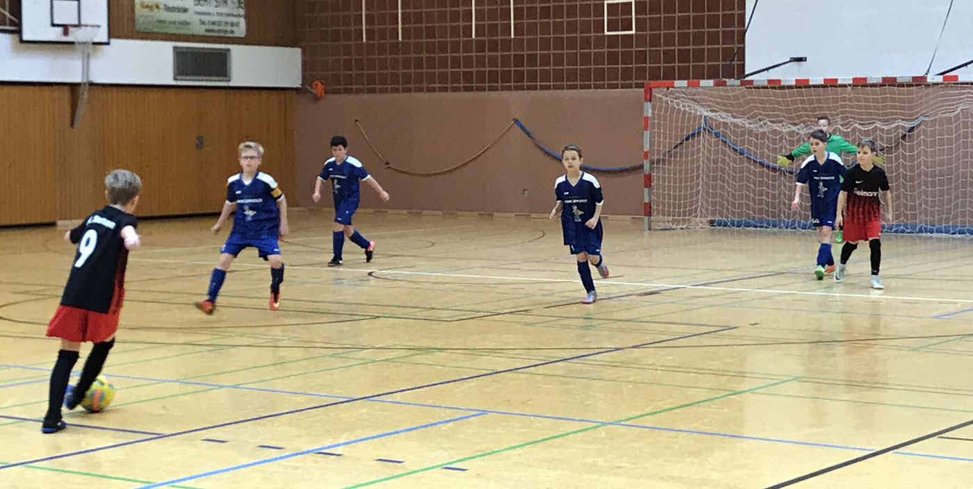 Nach dem verschlafenen Start kamen wir im weiteren Verlauf zwar zumindest etwas besser ins Spiel, konnten uns gegen - wie man hier gut sieht - kompakt verteidigende Rasteder aber keine zwingenden Tormöglichkeiten herausspielen.