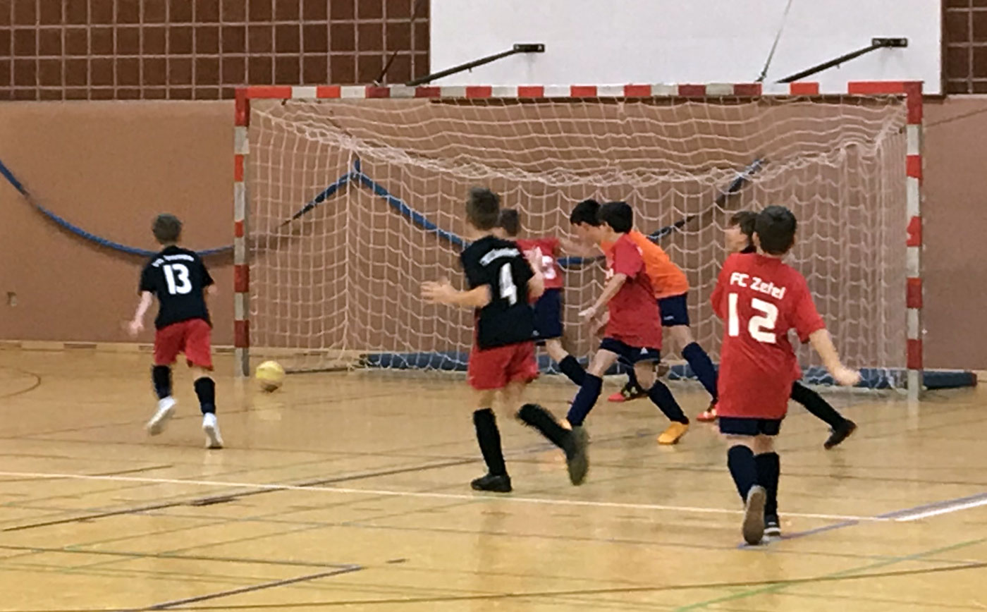 Im dritten Gruppenspiel gegen den FC Zetel hatten wir ein deutliches Übergewicht und konnten daraus auch endlich Kapital schlagen. Auch wenn dieser Ball, man mag es kaum glauben, sein Ziel noch knapp verfehlt, brachten wir es im Spielverlauf auf insgesamt vier Treffer.