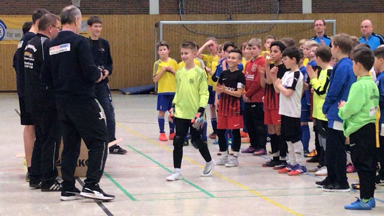 Auch Dennis bekommt eine persönliche Auszeichnung. Ausnahmsweise aber mal keinen goldenen Handschuh, sondern den Titel des besten Spielers des Turniers.