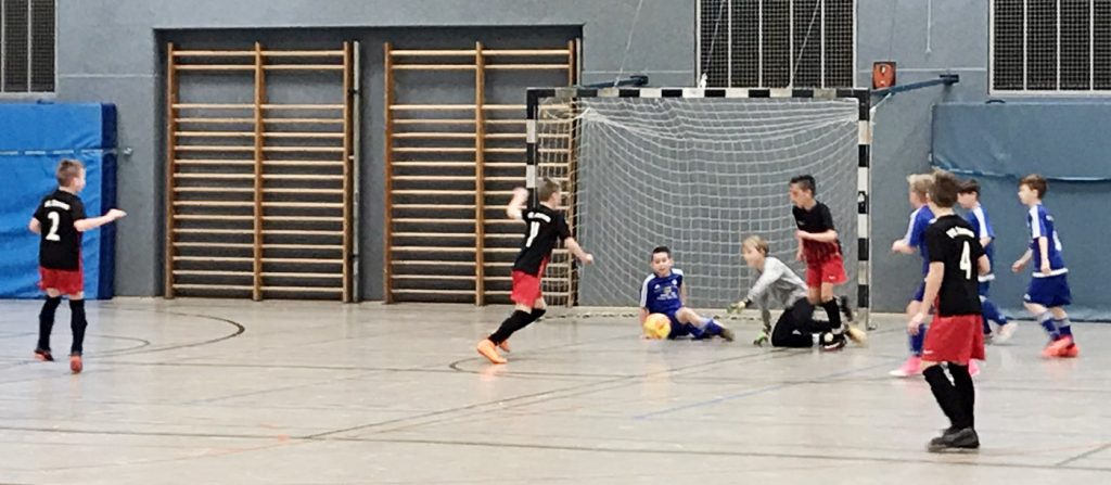 Die erste Partie gegen den TSV Ganderkesee spielte sich zum überwiegenden Teil vor dem Gehäuse des Gegners ab, das Ergebnis und diese Spielszene dürfen aber nicht darüber hinweg täuschen, dass auch Ganderkesee munter mitspielte.