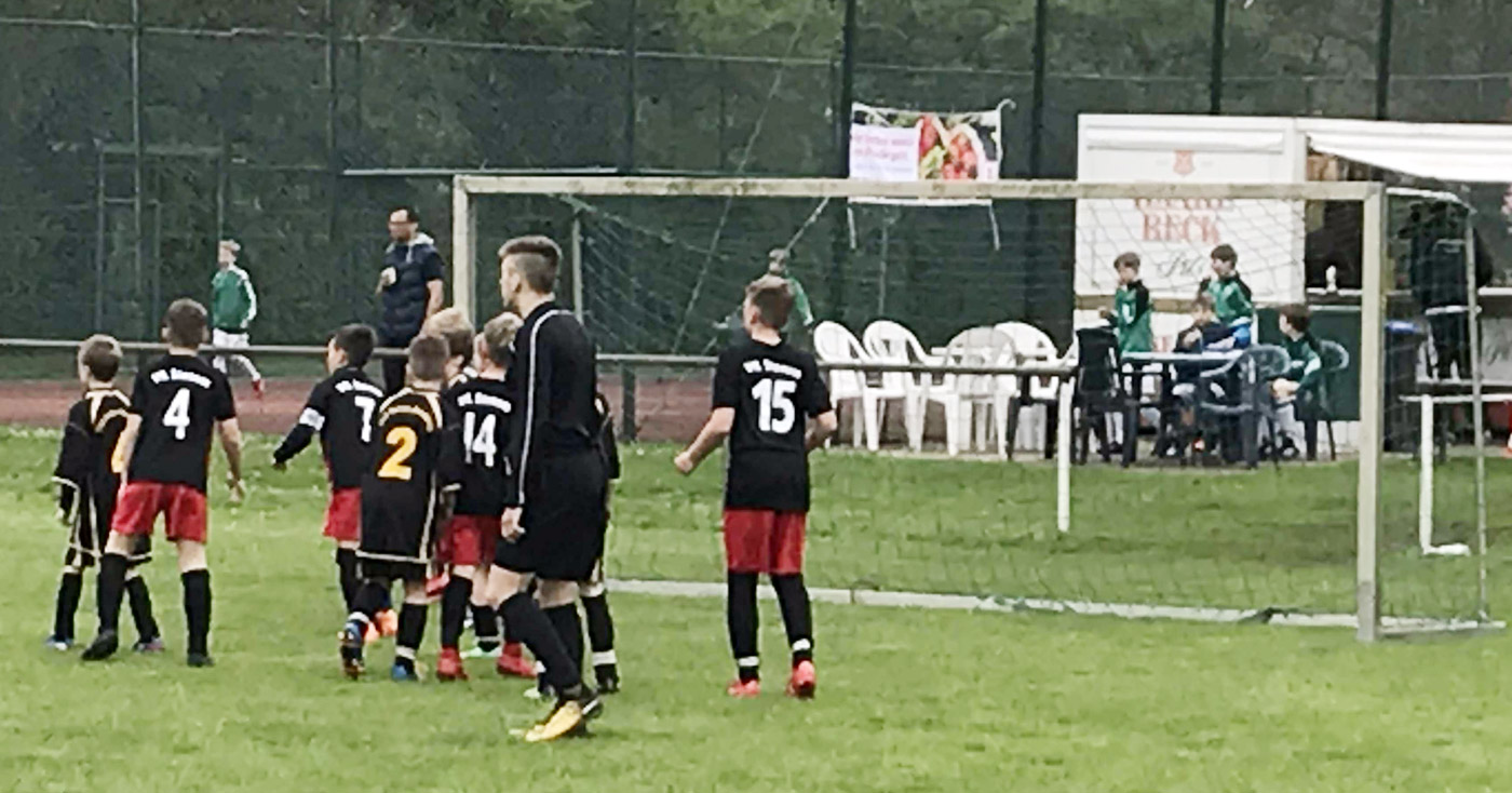 Die erste Partie verlief derart einseitig, dass es so wie hier regelmäßig rappelvol war im Strafraum des Gegners, der sich aus unserer Umklammerung nicht lösen konnte.