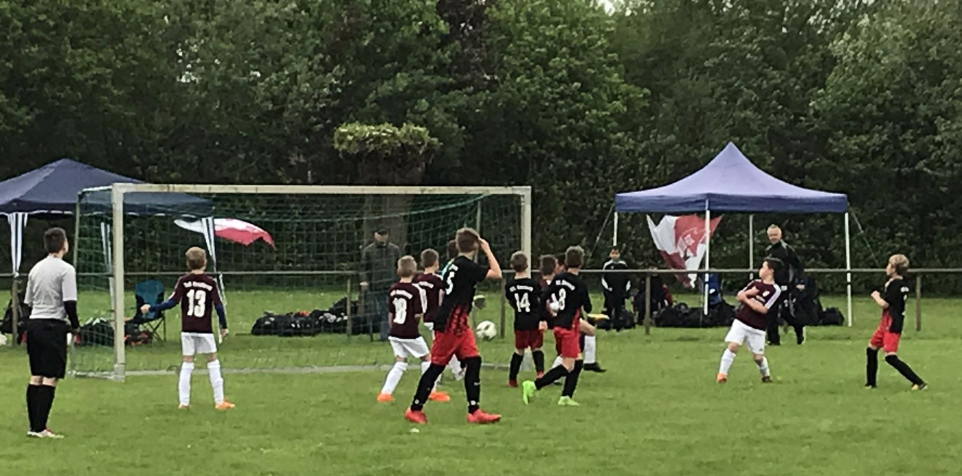 Auch in Spiel 2 spielte sich das Geschehen mehrheitlich in des Gegners Hälfte ab. Hier - auch wenn es nicht so aussieht - verfehlen wir da Tor zwar noch knapp, insgesamt viermal brachten wir den Ball dann aber noch im Netz unter.