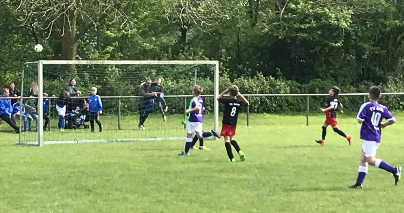 Hier scheitert Batu noch knapp und schießt den Ball im Finale gegen den TV Jahn Delmenhorst knapp über das Tor...