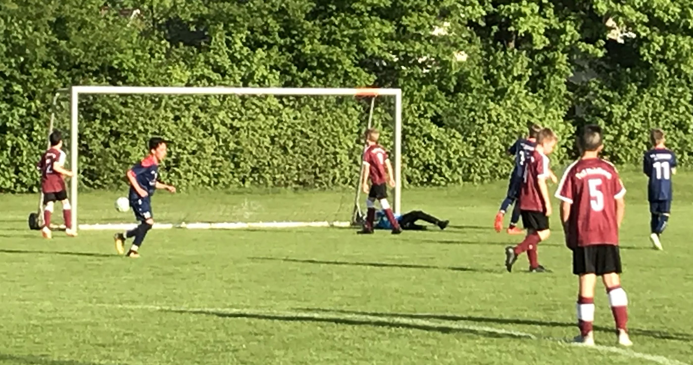 Hier zappelt der Ball ein letztes Mal im Heidkruger Gehäuse, nachdem Mika zum zwischenzeitlichen 9:3 einschieben konnte.