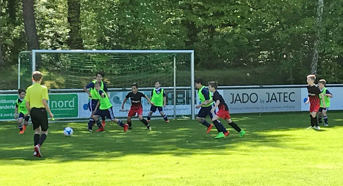 Der Schattenplatz vor dem Ganderkeseer Gehäuse war bei den sommerlichen Bedingungen heiß begehrt und so spielte sich das Geschehen insbesondere im ersten Durchgang mehrheitlich in des Gegners Hälfte ab. Der TSV verteigte aber bärenstark und machte die Räume eng, so dass zunächst wenig Zählbares für uns dabei heraus sprang.