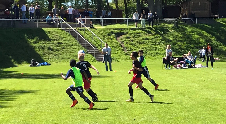Speziell mit langen Bällen versuchte Ganderkesee mit zunehmender Spieldauer direkt den Weg in die Spitze zu finden und war so stets gefährlich - unsere Defensive in diesen Situationen aber auch hellwach.