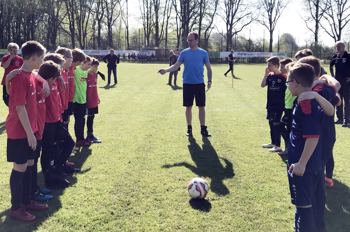 Bei bestem Fußballwetter freuten sich die beiden gegenseitig bestens bekannten Teams aus Tungeln und Stenum auf das richtungsweisende Topspiel schon in dieser Frühphase der Saison.