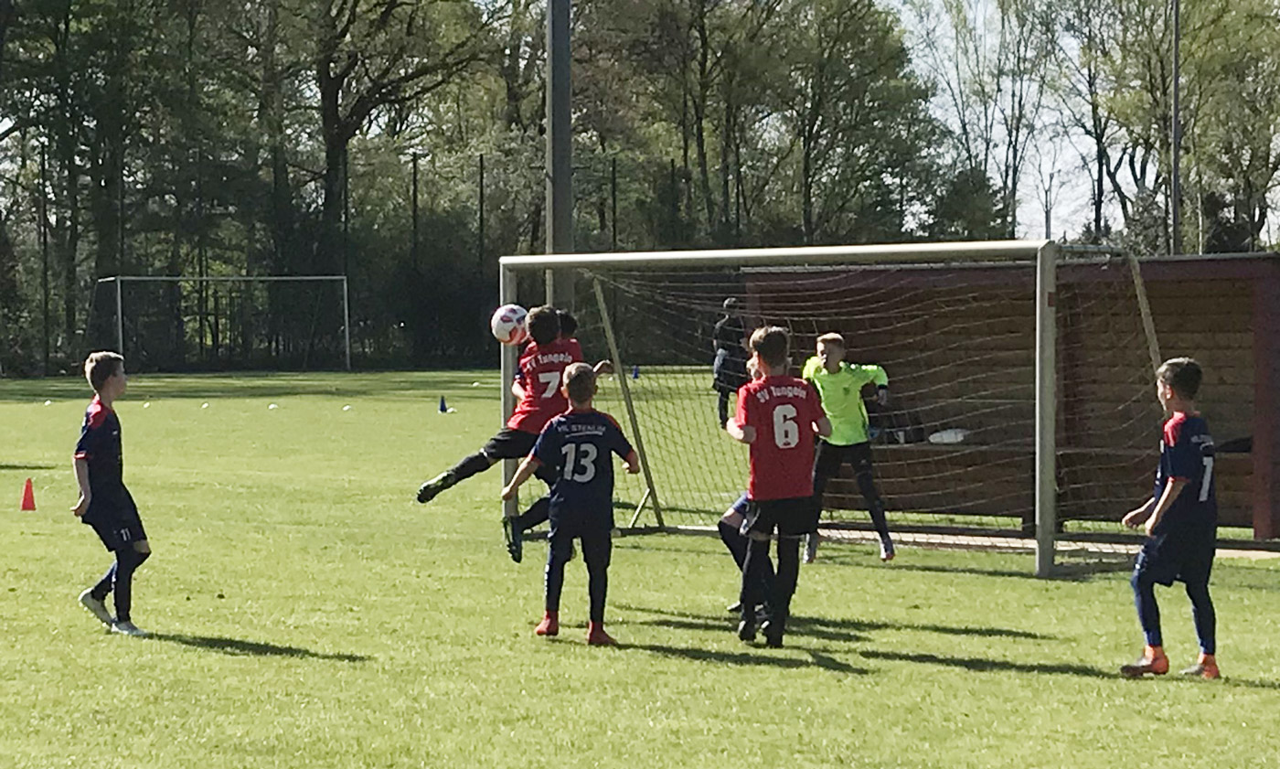 Szenen wie diese waren im ersten Durchgang tatsächlich Mangelware und nur selten spielte sich das Geschehen so dicht vor unserem Gehäuse ab. Nach dem Seitenwechsel sollte es aber ganz anders kommen.