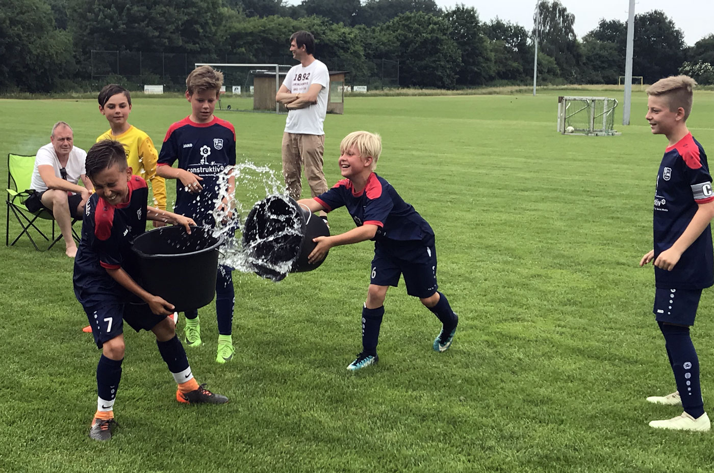 Nach der Partie reichten die letzten Kräfte immerhin noch für erfrischende Wasserspielchen, eie Abkühlung, die sich die Jungs nach dem kraftraubenden Spiel redlich verdient hatten.