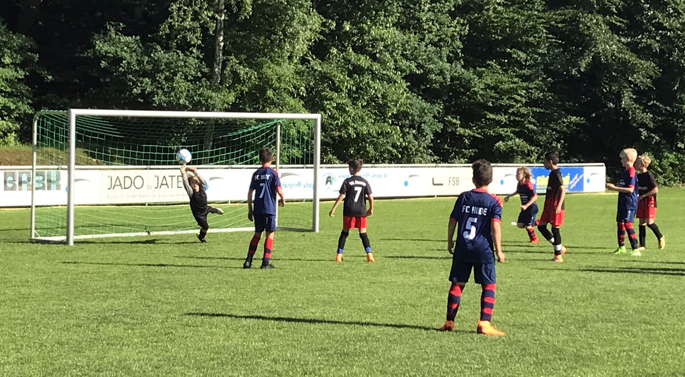 Mitte der ersten Hälfte ließen wir den Gästen aus Hude das ein oder andere Mal zuviel Freiheit, spätestens bei Keeper Marlon war dann so wie hier aber in der Regel Endstation.