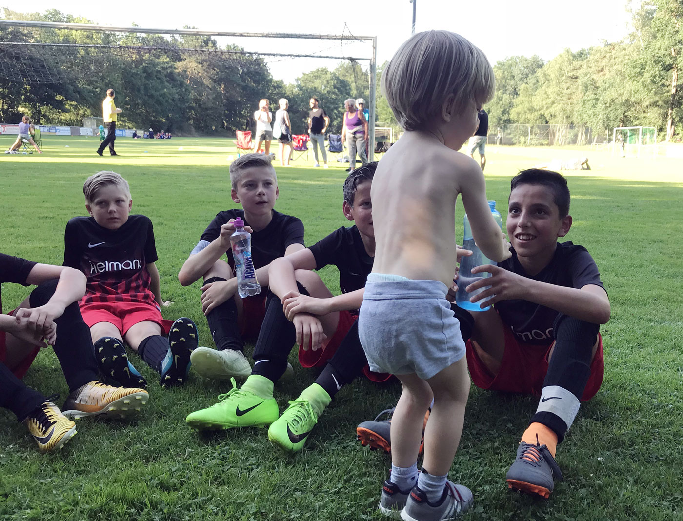Schattenplätze und Erfrischungen waren in der Halbzeitpause heiß begehrt - nicht nur bei den Spielern, sondern auch bei unserem "Flitzer" Lenny, der das Feld im ersten Durchgang im Sturm erobert hatte.