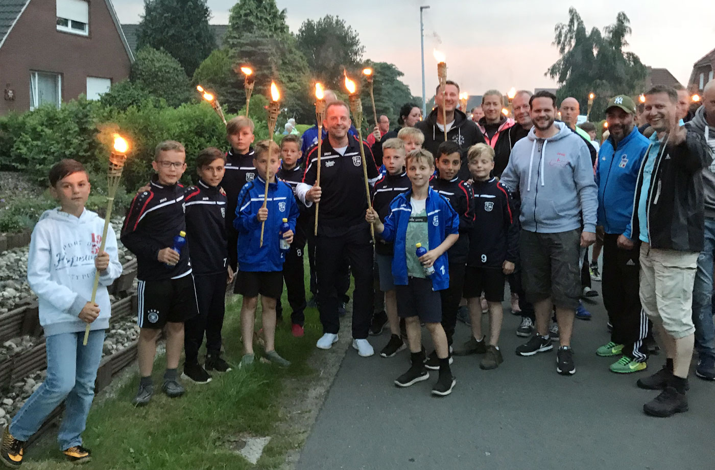 Beste Stimmung auch beim abendlichen Fackellauf, der mehrere hundert Teilnehmer begleitet von Feuerwehr und Spielmannszug knapp eine Stunde lang durch den Ort führte.