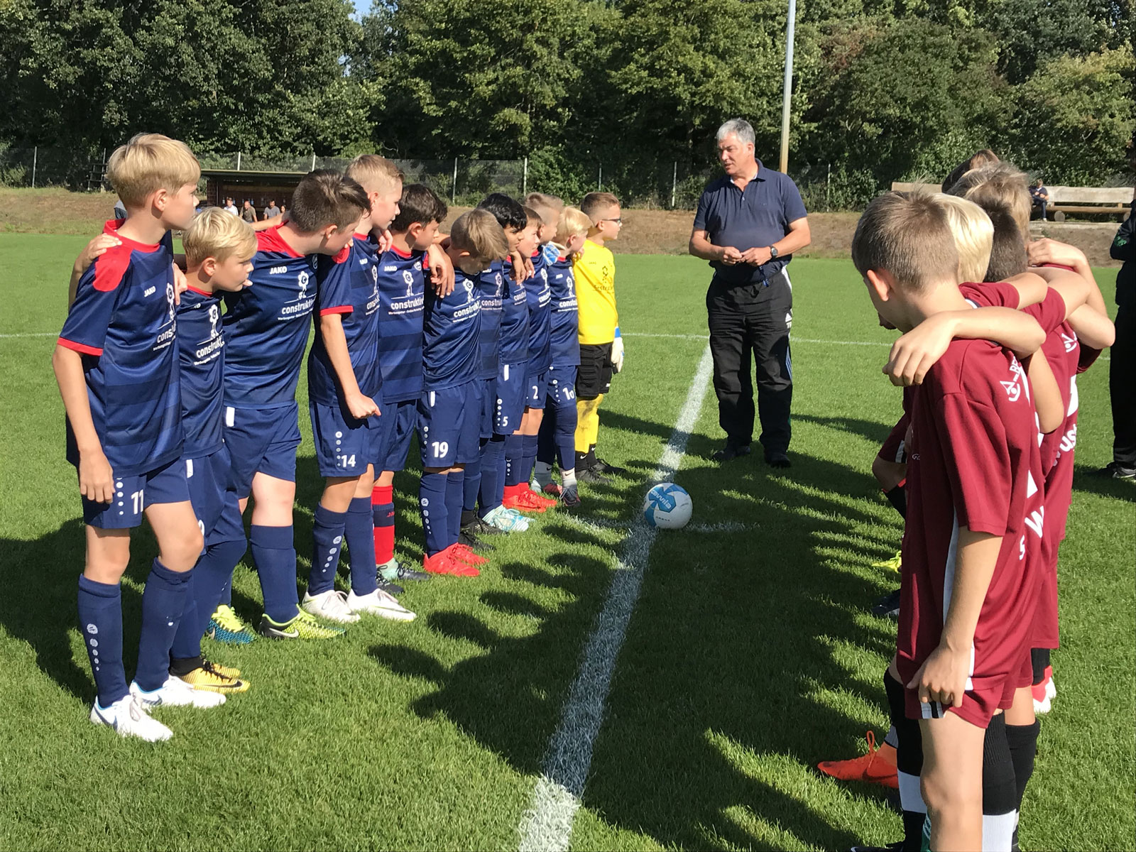 Bei bestem Wetter standen wir heute den teils hoch gewachsenen und kampfstarken Sportfreunden aus Wüsting gegenüber, mit denen wir uns ein packendes Spiel liefern sollten.