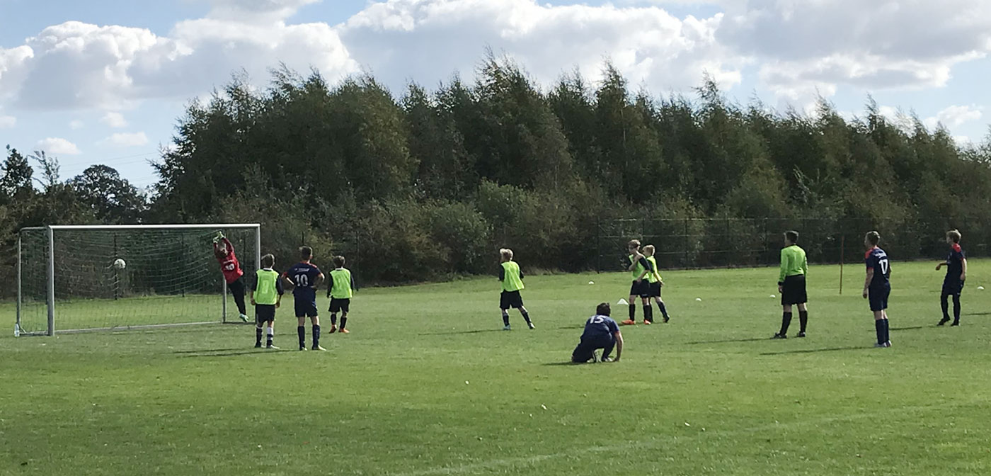 Der Moment der Führung: In der 14. Spielminute schlägt ein Freistoß von Mika (ganz rechts) unhaltbar für den TSG Keeper im Netz ein.