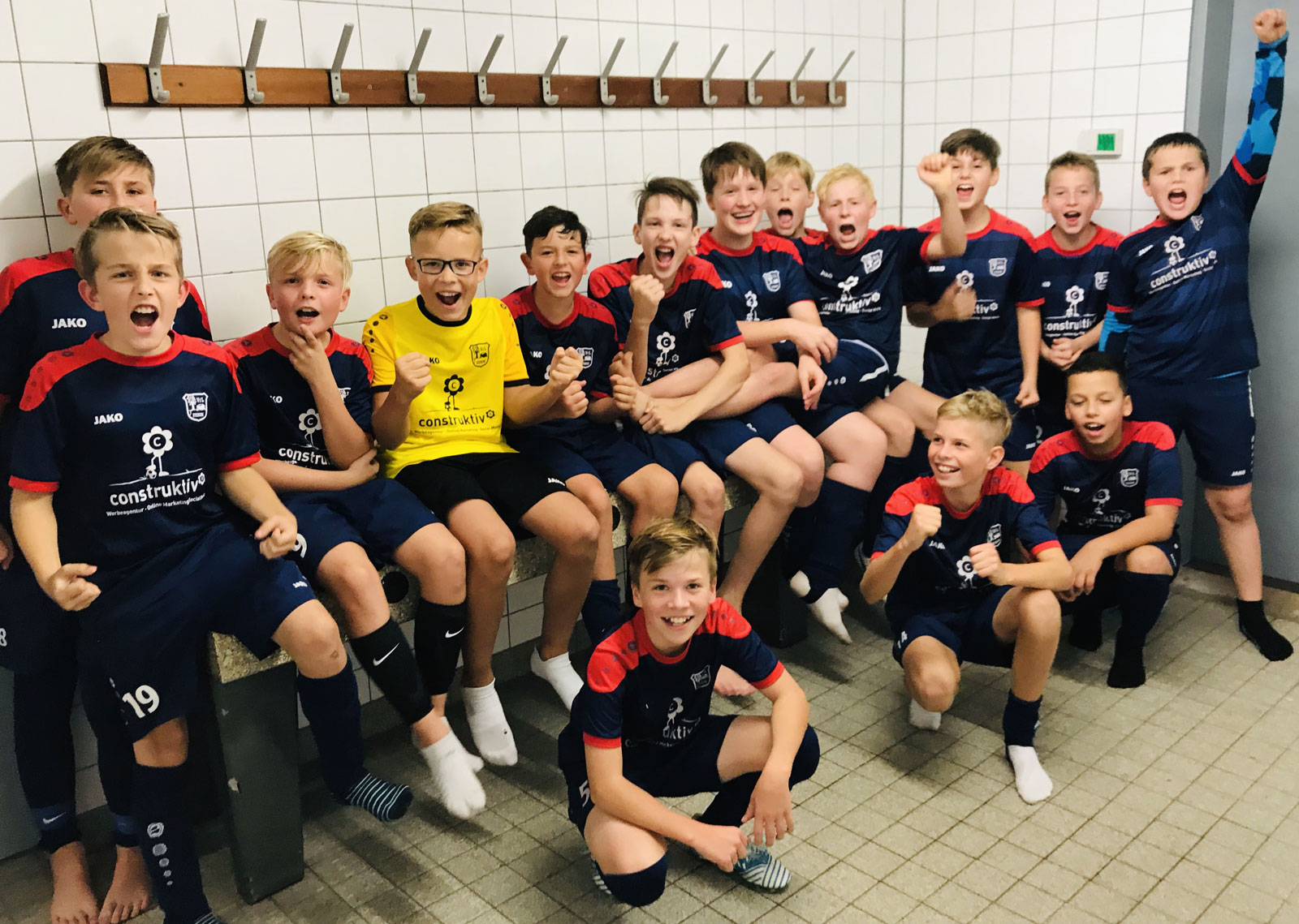 Am Ende war die Freude groß, über den Sieg ebenso wie über die Vize-Meisterschaft in der Qulifikationsrunde, die sich die Jungs absolut verdient haben. Wenn wir als Mannschaft weiterhin so gut zusammen halten, werden wir in der weiteren Saison sicher noch viel Spaß haben.
