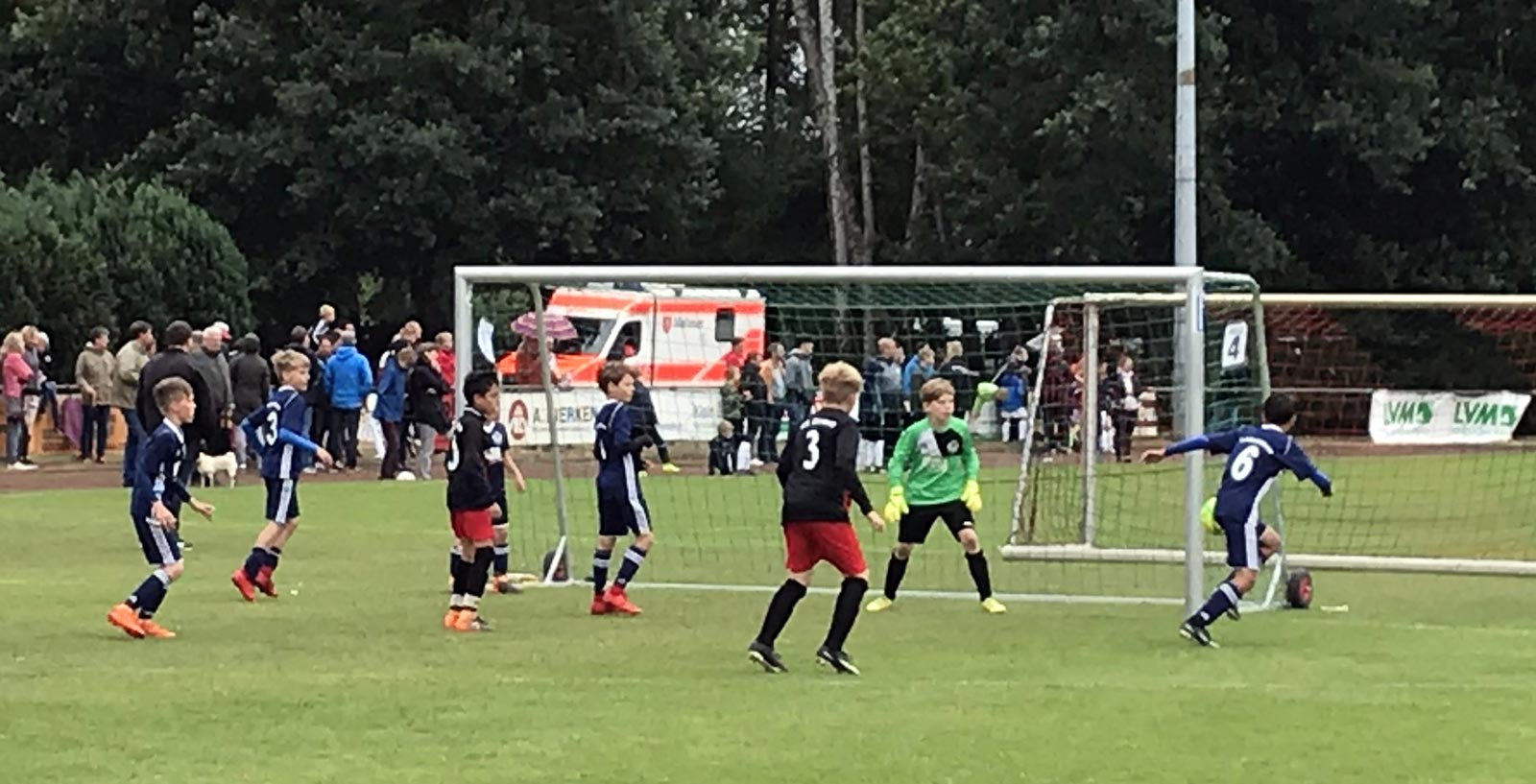 Gegen unseren bestens bekannten Nachbarn aus Ganderkesee zeigten wir eine gute Partie, die sich überwiegend in der Hälfte des Gegners abspielte. Dennoch brauchten es eine Weile, ehe wir endgültig auf die Siegerstraße einbogen.