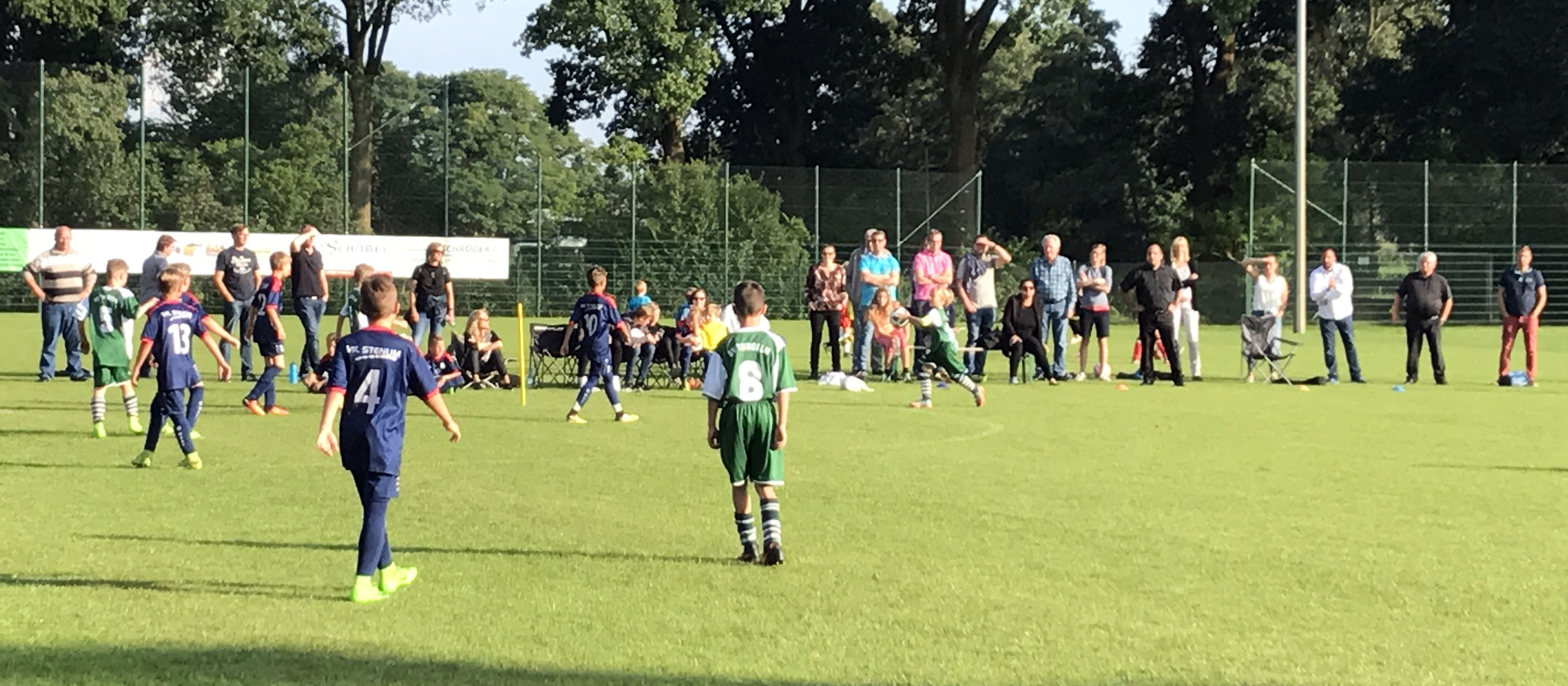 Das tolle Wetter und die vielversprechende Partie lockten auch viele Zuschauer an den Seitenrand, die an der Darbietung aller Jungs auch ihre wahre Freude haben sollten.