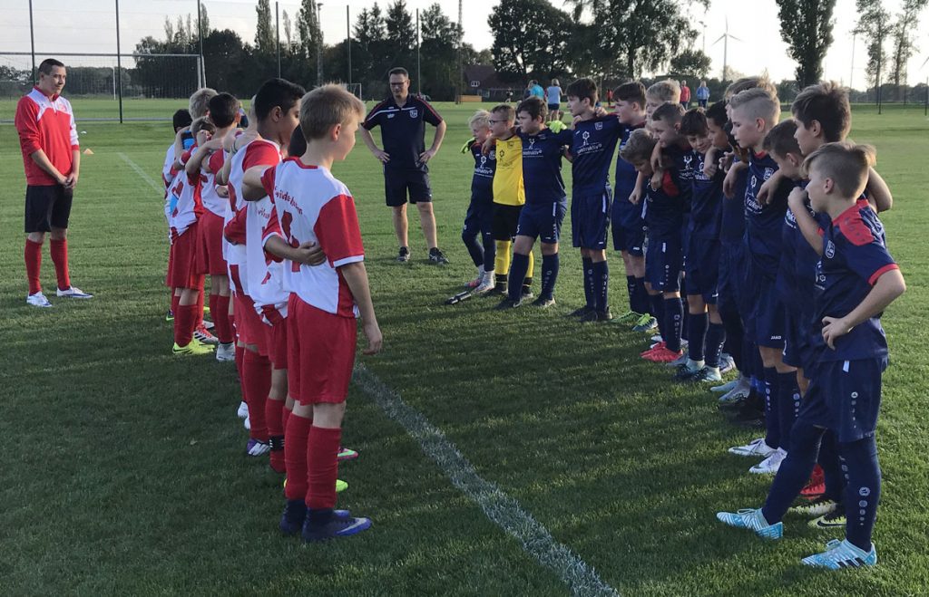 Alle Mann an Bord: Nach dem zuletzt spielfreien Wochenende sollten heute bewusst alle Jungs die Chance bekommen, am Spiel teilzunehmen - und so traten wir dem VfL Wildeshausen mit insgesamt 17 Kindern gegenüber.