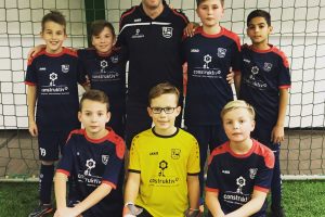 Vor diesen glorreichen Sieben stand ein kraftraubender Vormittag beim U12-Turnier des Soccerparks Ostfriesland, das ausschließlich mit Kickern des Jahrgang 2007 ausgetragen wurde.